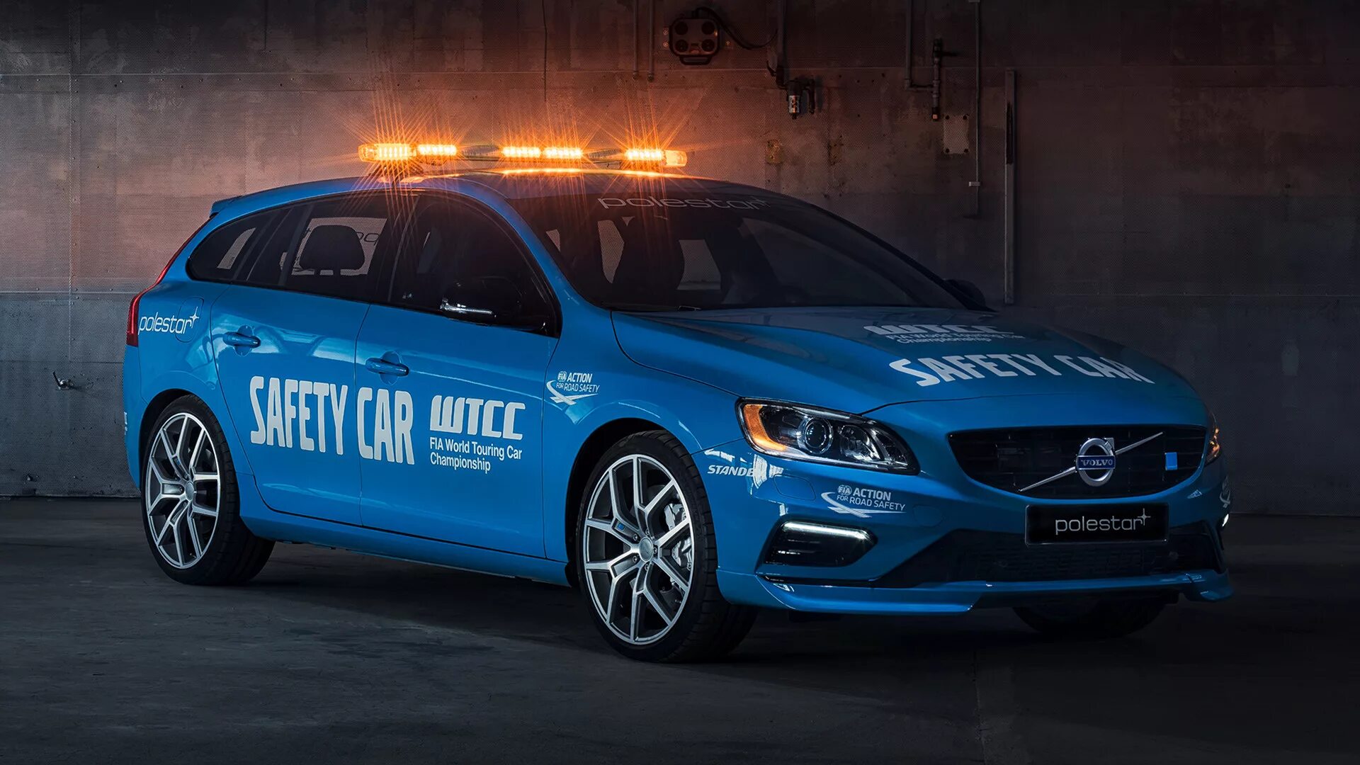 Почему машина вольво. Volvo v60 Polestar. Вольво в60 Полистар. Volvo v60 Safety car. Volvo Polestar универсал.