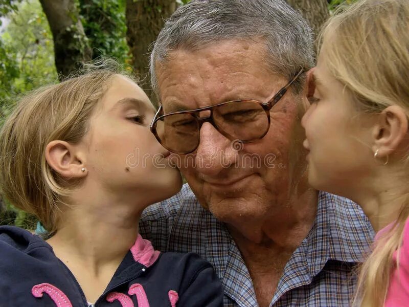 Дедушка и внучка в лесу. Дедушка целует внучку. Дедушка целует внучку в губы. Стикер дед целует внучку. Дедушка целует в макушку внучку.