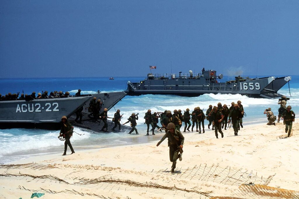 12,. Учения морской пехоты балтийского флота. Двоку морской десант. Морского десанта 3 петергоф. Ул морского десанта в петергофе.