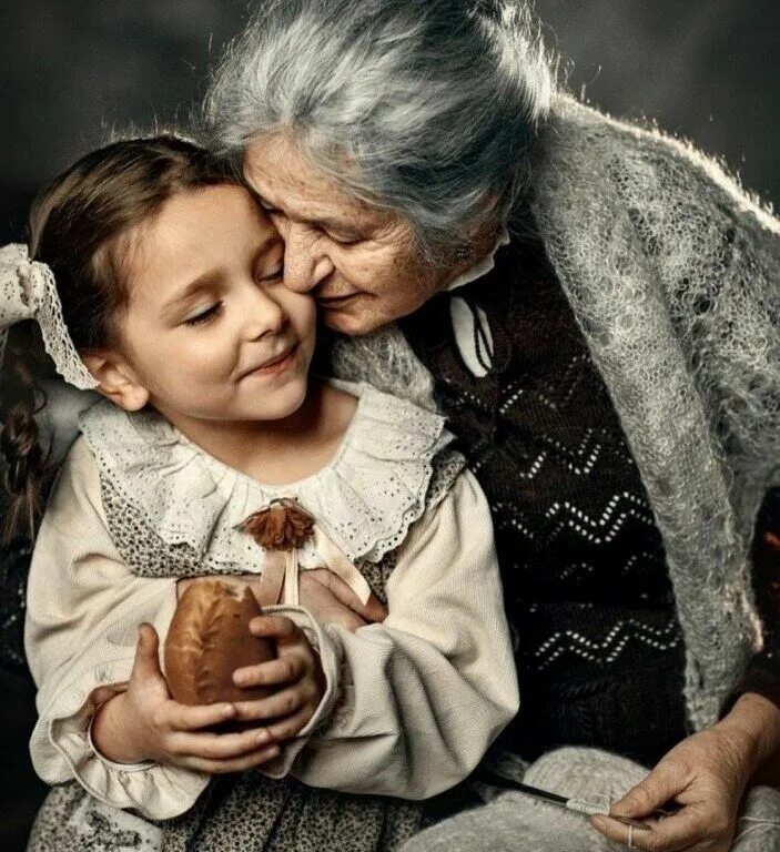 Старый никудышный дед песня. Бабушка и внучка. Мудрая бабушка. Бабушка и внуки. Фотосессия с бабушкой.