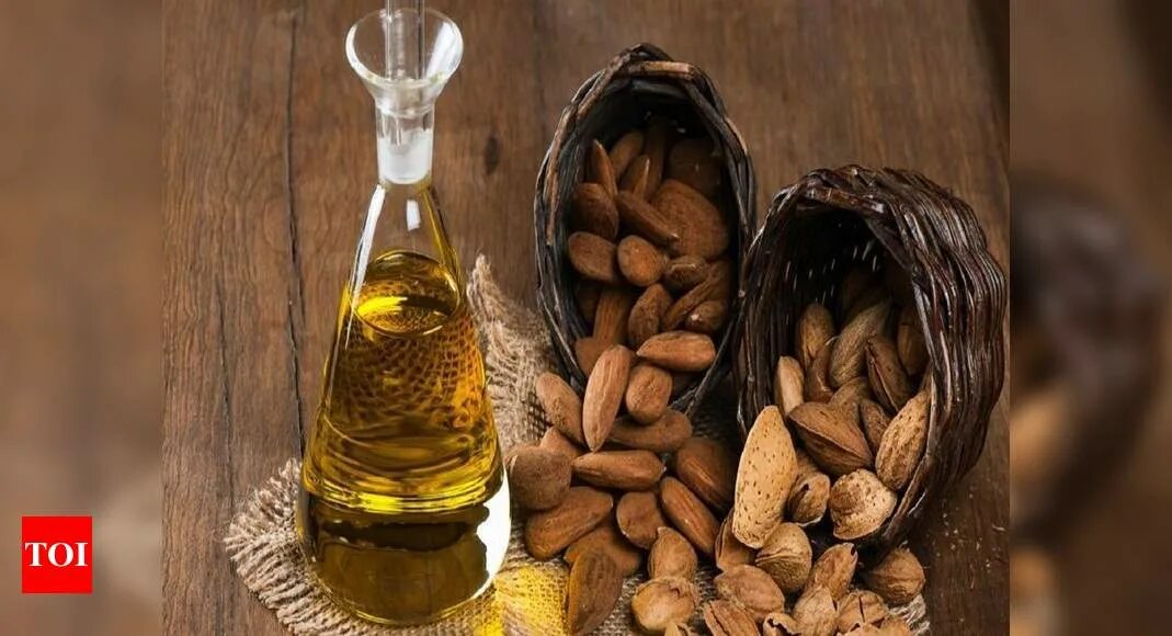 Масло миндальное 25 мл горького. Масло миндаля для волос. Миндальное масло натуральное. Масло миндаля. Аспера золотой бальзам масло косметическое.