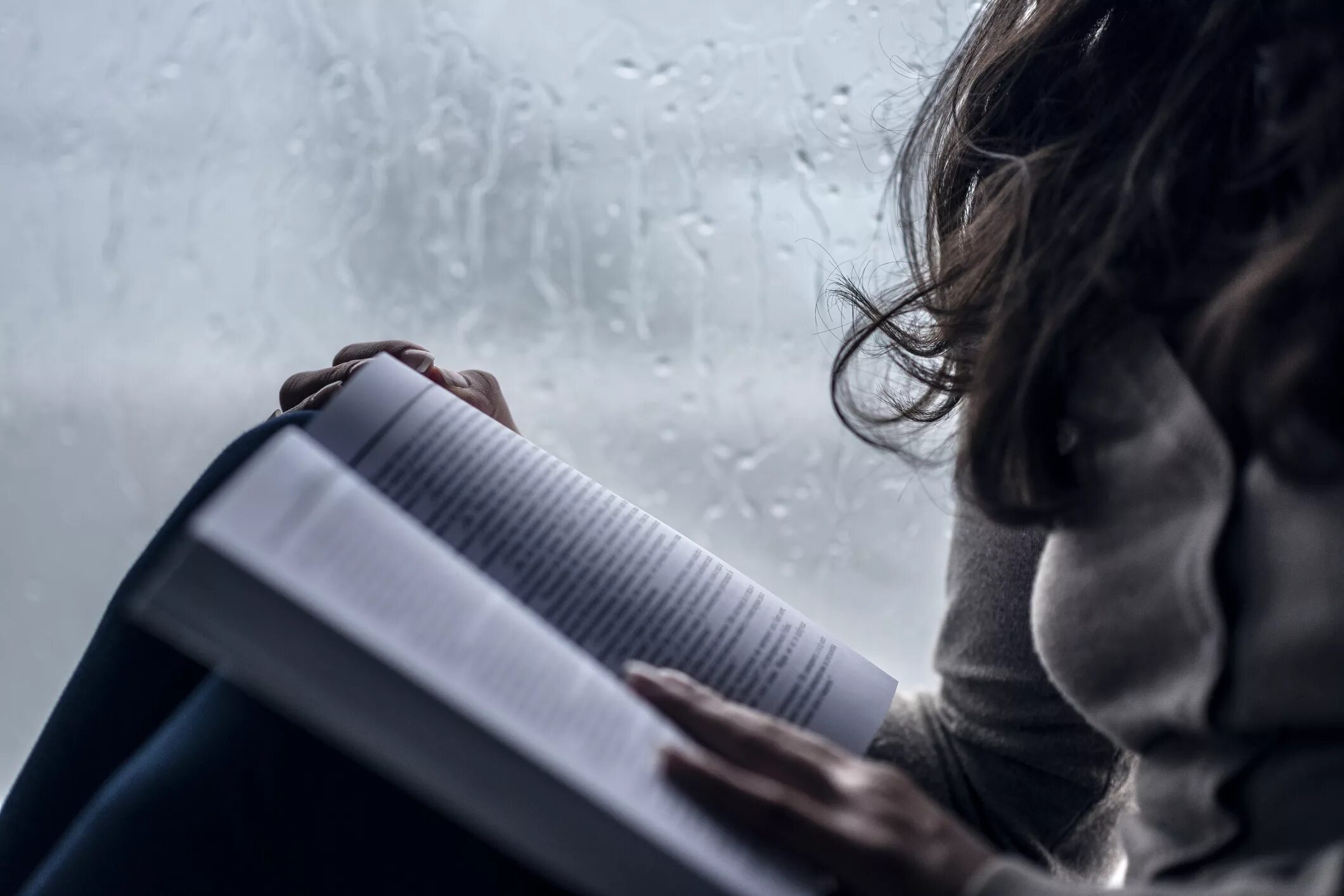 Чтение в дождливый день. Книга дождь. Чтение в дождь. Окно дождь девушка книга. Read image c