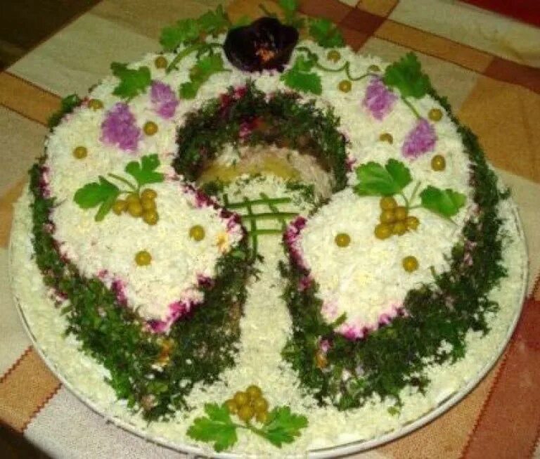 украсить салат хлопушка. новогодняя селедка под шубой. салаты на новый год. рецепт года 2014. салаты на новый год.