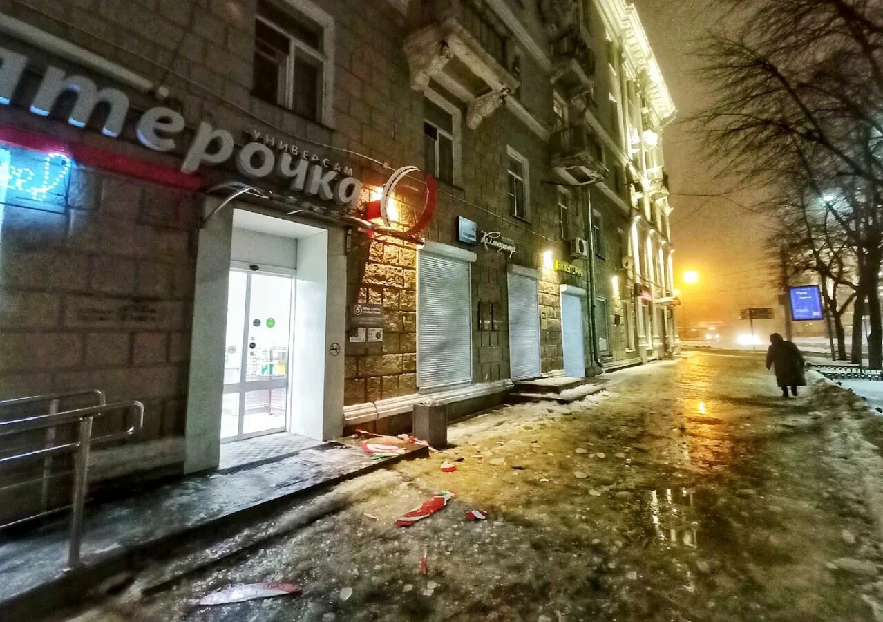 Сталинки в Воронеже. Воронеж центр крыши. Сталинки на льду. Парковка в центре Воронежа с глыбами льда. На город вечер упадет ледяной