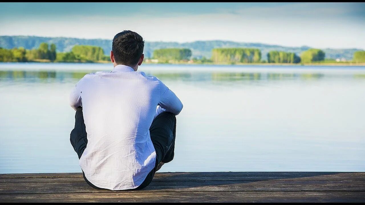 Парень стоящий спиной. Человек в лесу. Спина человека. Стоящий человек. Мужик стоит спиной.