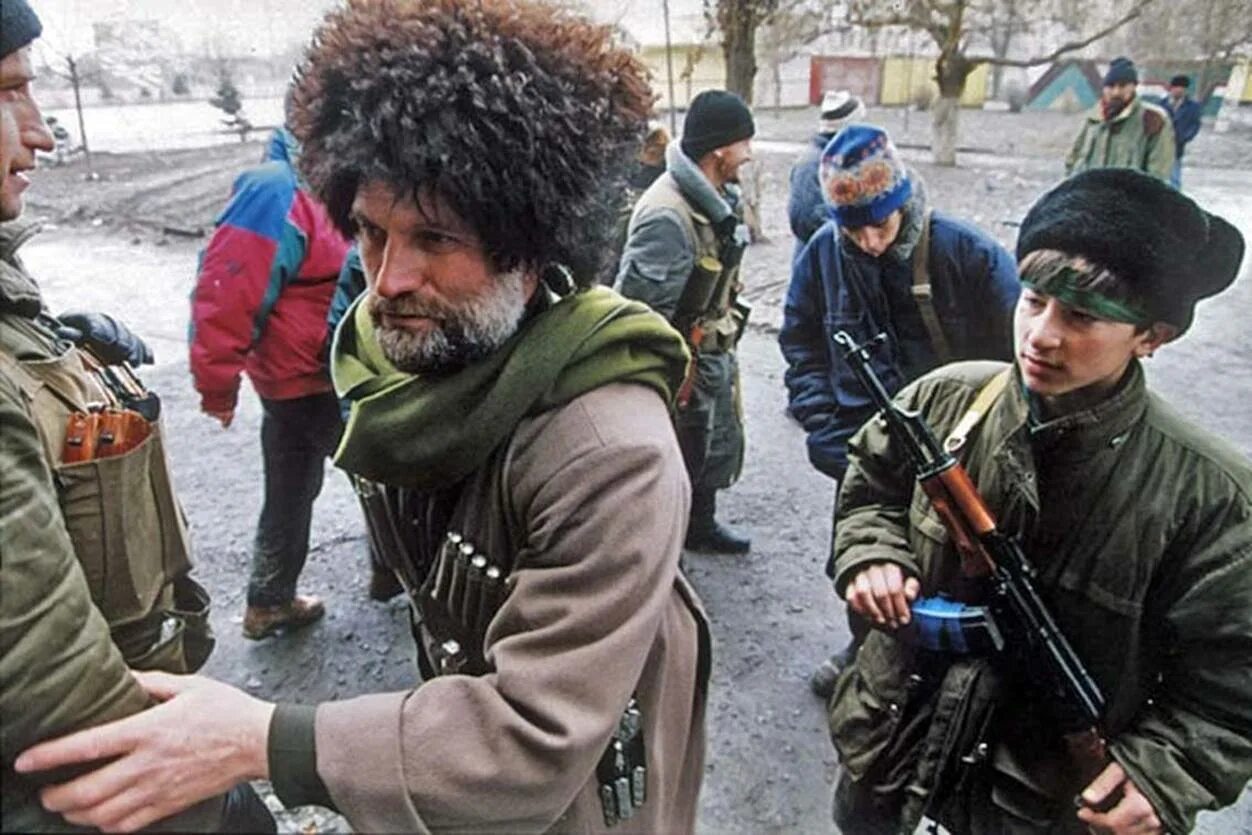 Вооруженный конфликт чеченской республики. Чечня солдат 1995 грозный боевики. Чеченские сепаратисты 1995. Ичкерия 1991. Вооруженный конфликт чеченской республики.