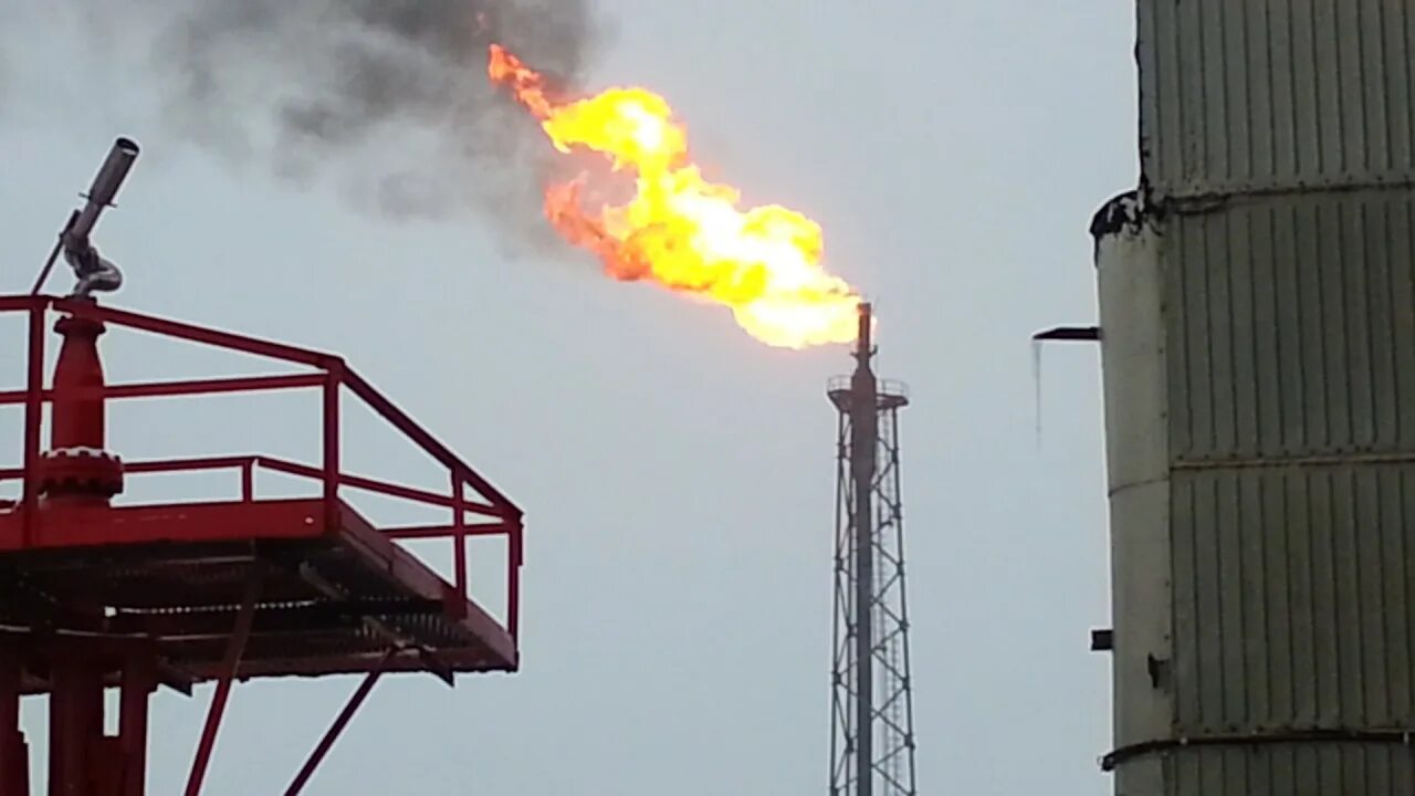 Большой факел в Нефтеюганском. Сгоревший факел. КС Портовая горит факел.