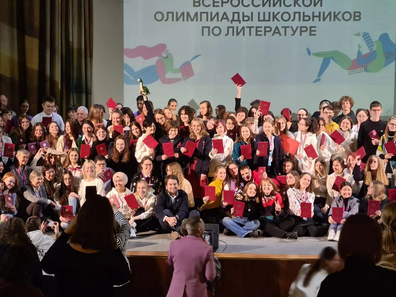 Призер всероссийской олимпиады школьников. Школы победители всероссийской олимпиады. Школы победители всероссийской олимпиады. Победители олимпиады. Награждение школьника.