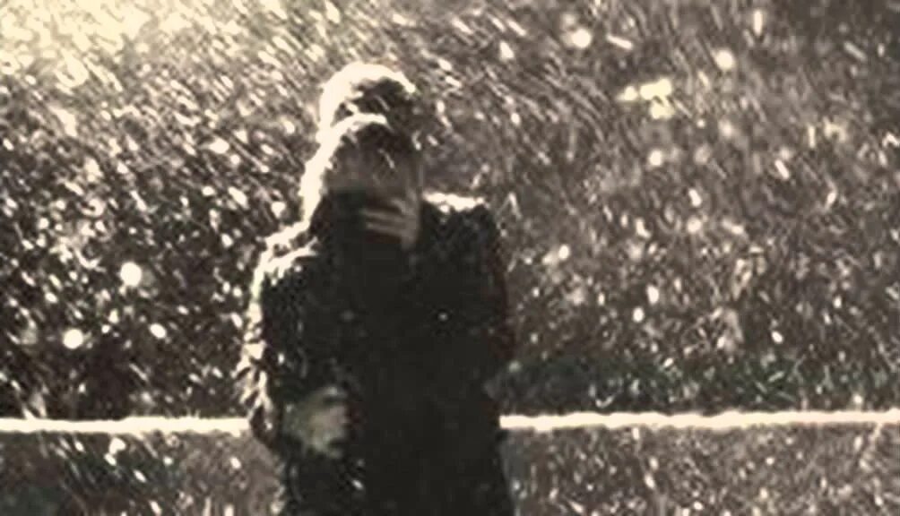 Песня кружится расстанемся. Человек под дождем. Человек под Снегопадом. Человек в метель. Парень под Снегопадом.