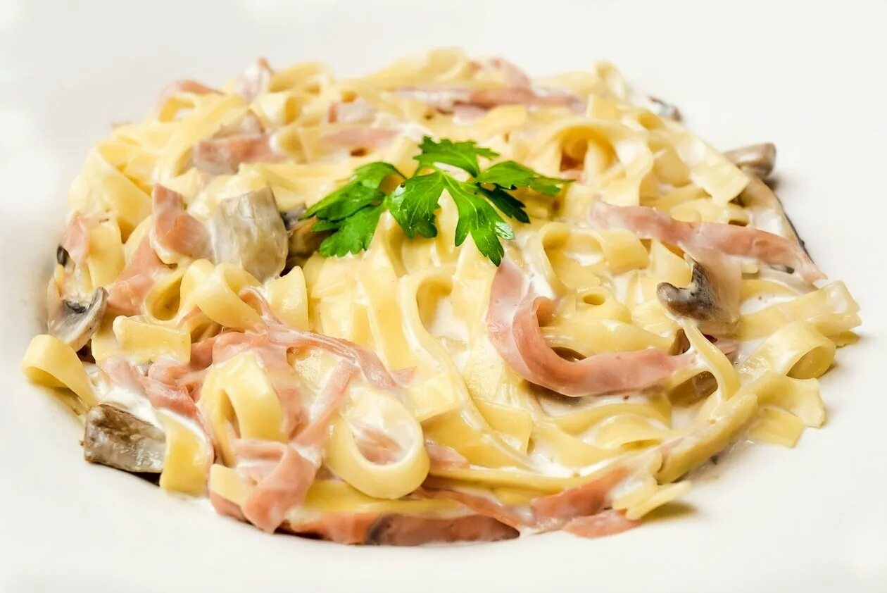 Карбонара с ветчиной и сливками и сыром. Консервированное мясо spam. Паста карбонара с ветчиной и сливками с сыром. Фетучини фунги. Паста карбонара с ветчиной и грибами.
