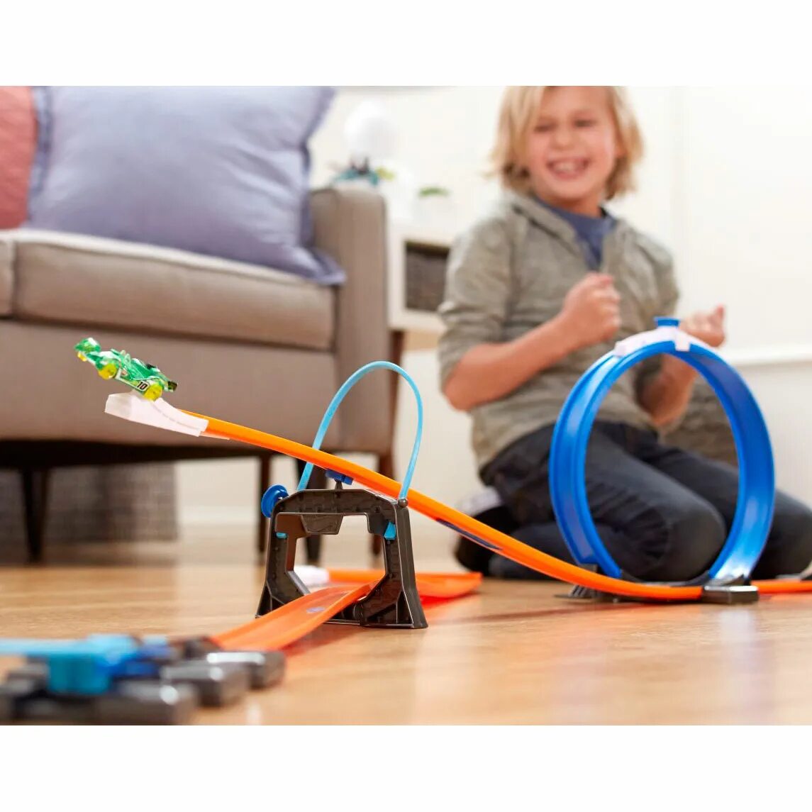 Hot wheels дети играют. Трасса хот Вилс dgd29. Трек hot Wheels конструктор трасс: стартовый набор dgd29. Hot Wheels переносной трек. Hot Wheels - track Builder Starter Kit.