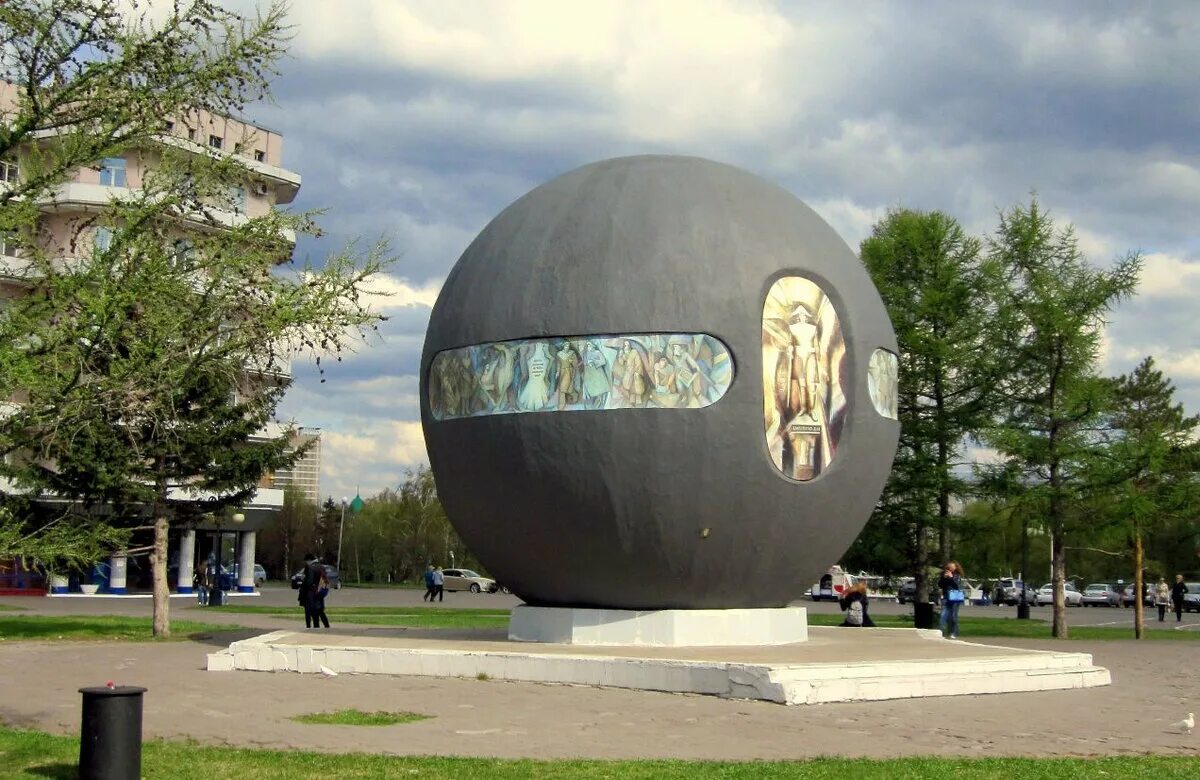 Памятники в омске рассказ. Шар на площади бухгольца омск. Шар на площади бухгольца омск. Исторические памятники омска и описание. Памятники города омска.