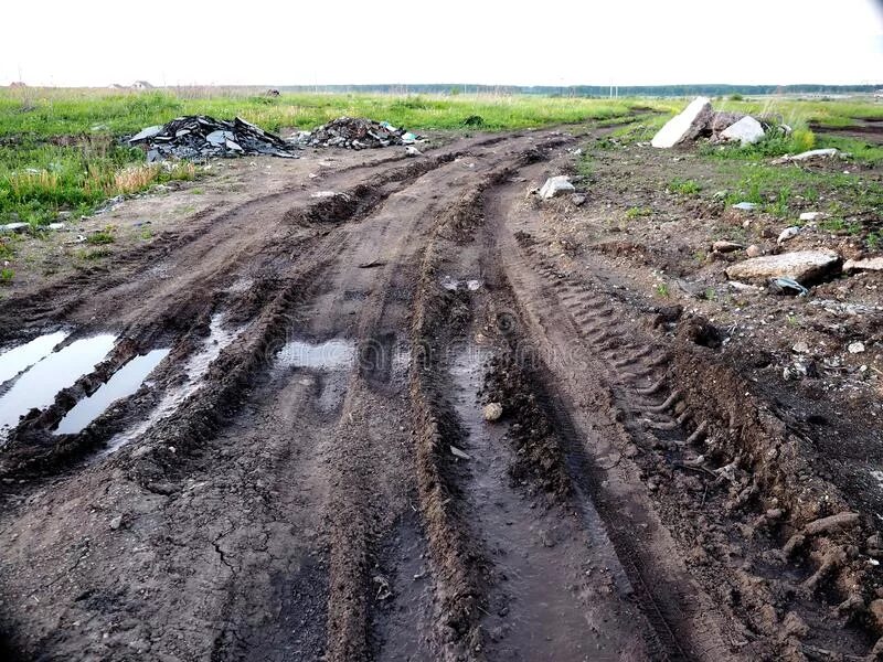 Грязная дорога. Грязная дорога вид сверху. Грязная земля дороги. Земля грязь следы.