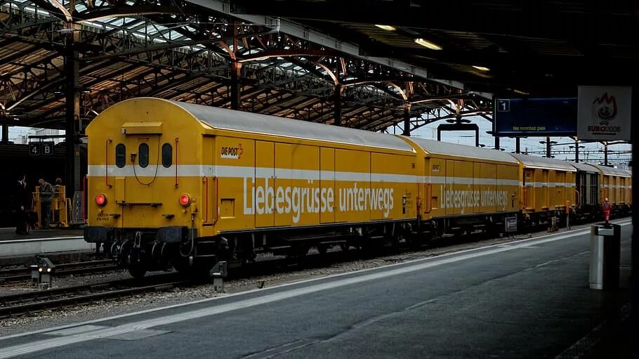Жд вокзал перевозки. Желтый вагон. Желтый поезд. Поезда Германии. Желтые пассажирские вагоны.