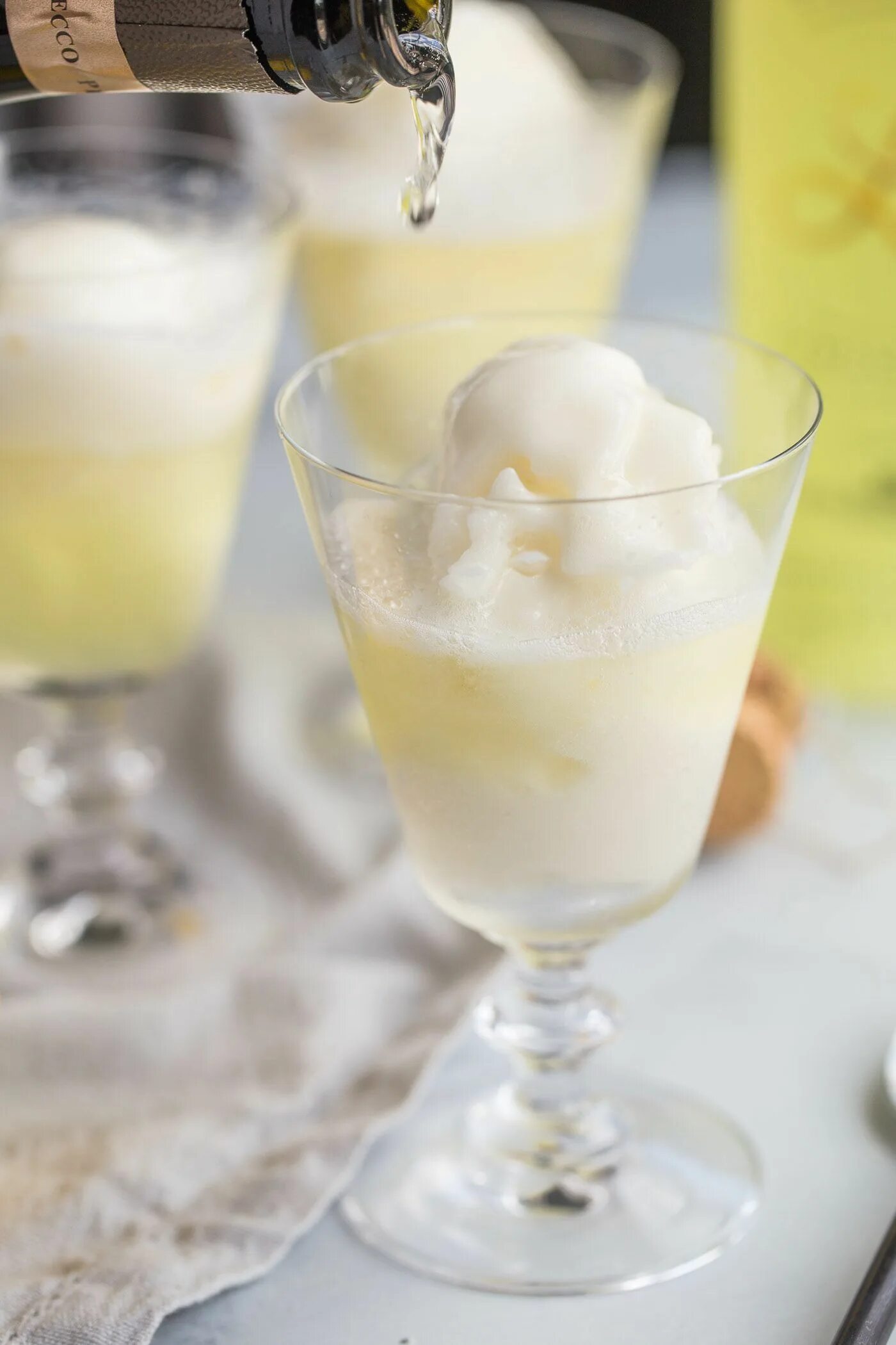 Коктейль просекко лимончелло и мороженое. Лимончелло сорбет. Коктейли с просекко лимончелло. Лимонный сорбет с лимончелло. Сливочная лимончелло.