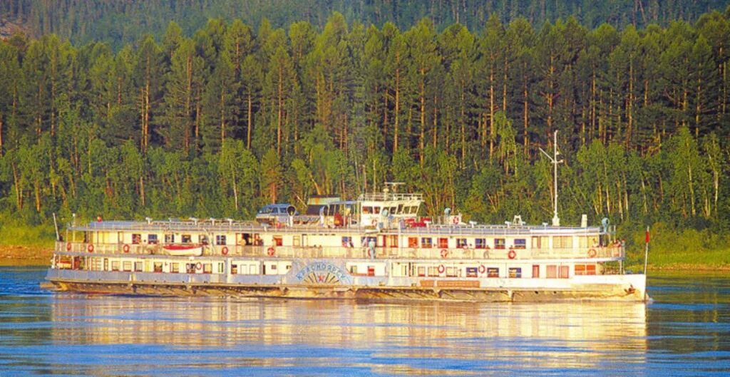 На теплоходе по лене. Пассажирский пароход Красноярск Киренск. Киренск река Лена. Речной пассажирский пароход «Красноярск». Река Лена судоходная.