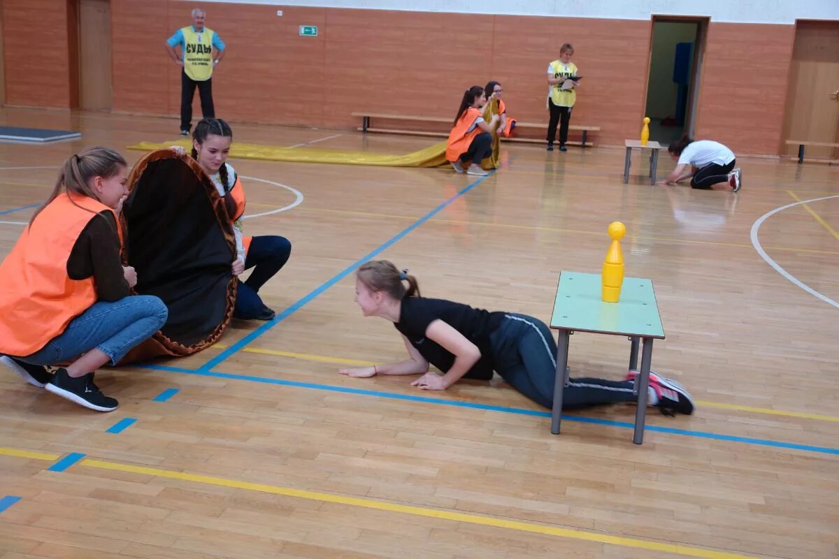 Спортивные соревнования школьников. Веселые старты в спортзале. Эстафеты для детей в зале. Весёлые старты для детей. Веселые старты в детском саду.