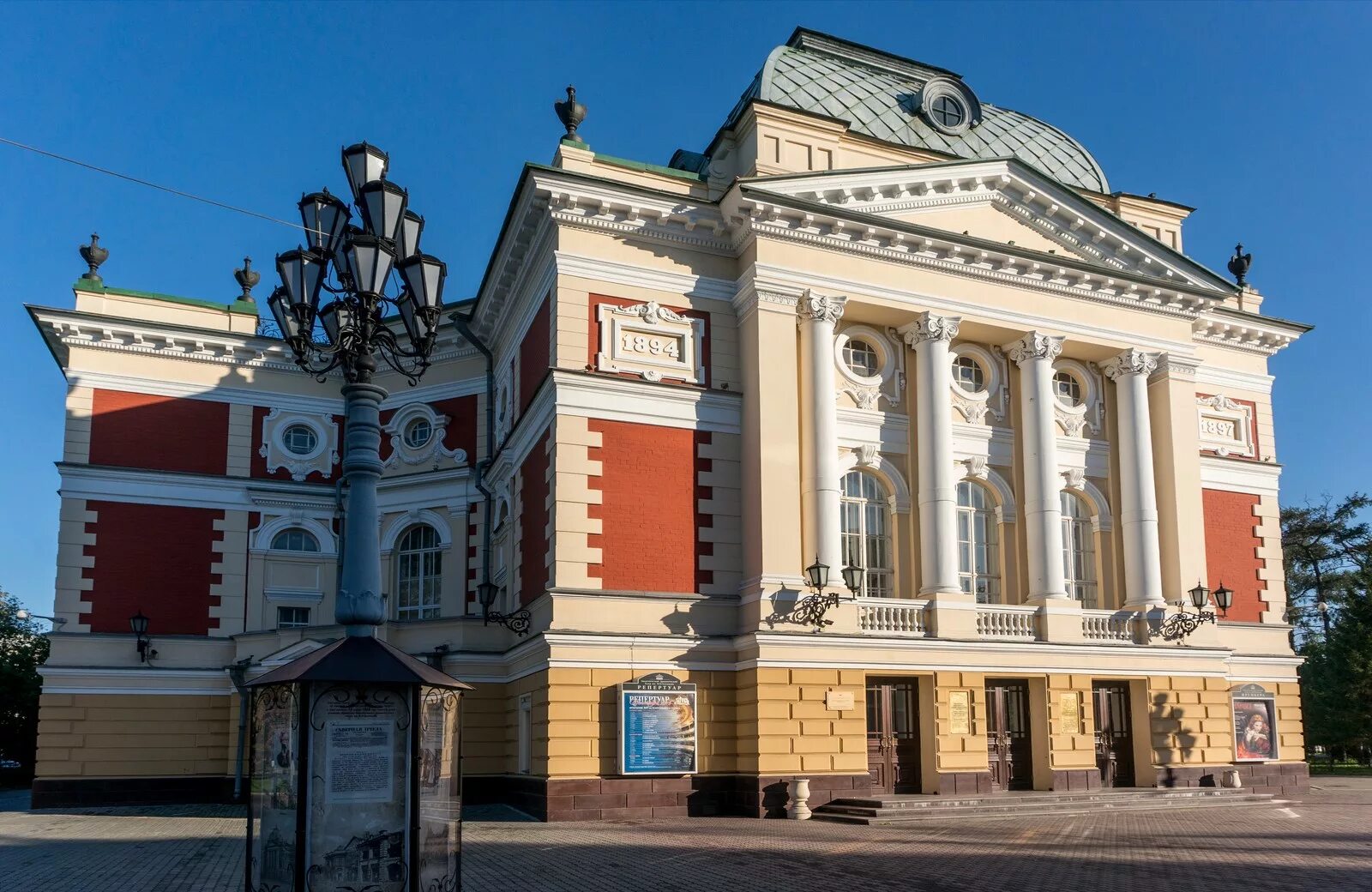 Театр иркутск сегодня. Иркутский Академический драматический театр. Иркутский театр Охлопкова. Драмтеатр имени Охлопкова Иркутск. Драматический театр н. п. Охлопкова.