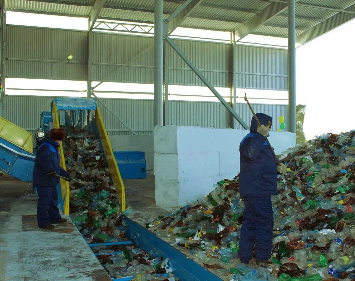 Сортировка тбо на полигоне. Мусоросортировочный завод омск. Полигоны сортировка. Сортировочная станция мусора. Орловский мусороперерабатывающий завод.