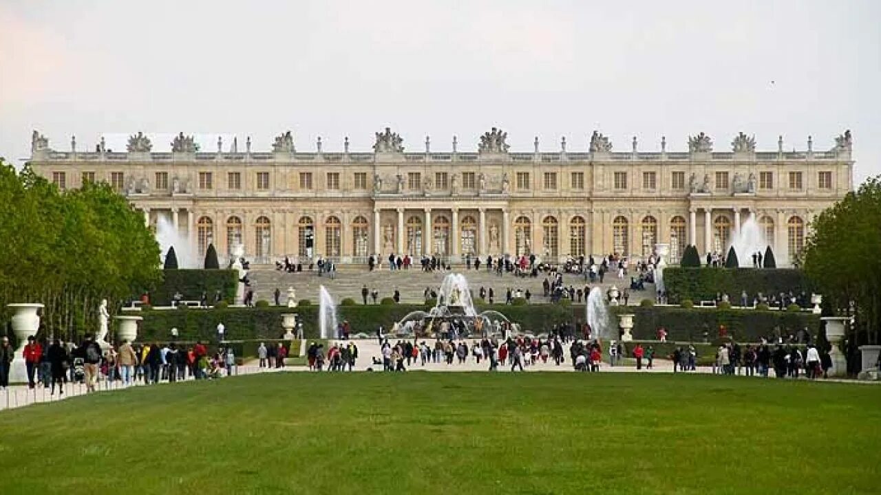 Почему версаль. Версальский дворец ворота. Версальский дворец в Париже. Версальский дворец 1914. Версальский дворец встреча.