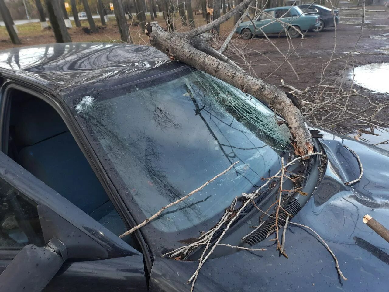 Ветер последствия. Побитые машины. Поломанная крыша. Ураган в Ульяновской области.