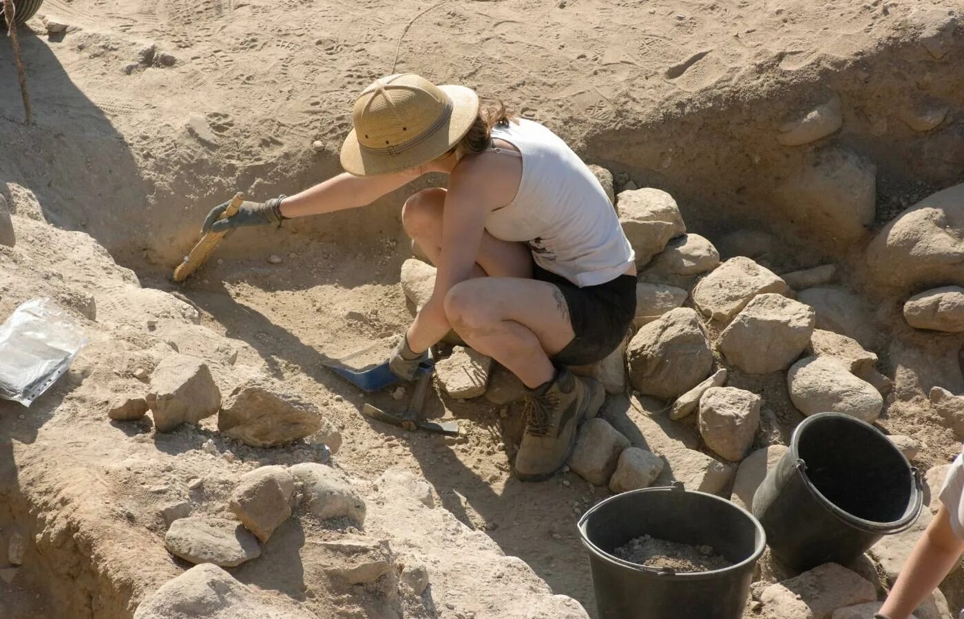 Археологические раскопки. Археолог. Девушка археолог. Археологи любители