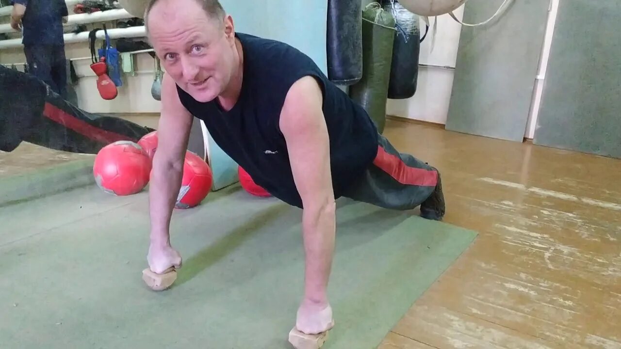 Костя цзю бокс. Отжимания на кулаках gif. Леван сагинашвили денис цыпленков. Упражнения для набивания кулаков. Как укрепить костяшки на кулаках.