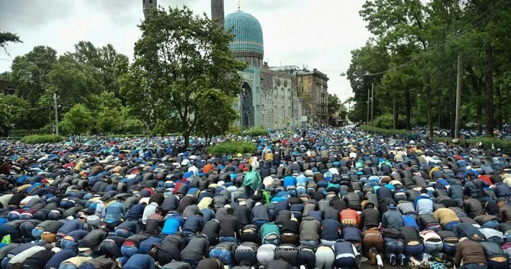 Санкт петербург времена ураза. Мечеть в Санкт-Петербурге на Ураза байрам. Соборная мечеть Санкт-Петербурга. Соборная мечеть на Горьковской Санкт-Петербург. Ураза-байрам в Санкт-Петербурге.