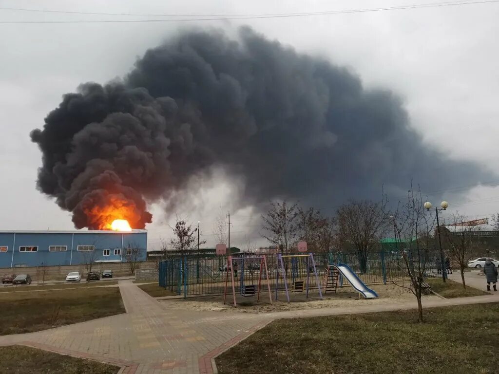 Курск где горит нефтебаза. Пожар на нефтебазе в Белгороде. Белгород Нефтебаза взрыв. ВСУ обстреляли нефтебазу в Белгороде. Белгород вертолеты Нефтебаза взрыв.