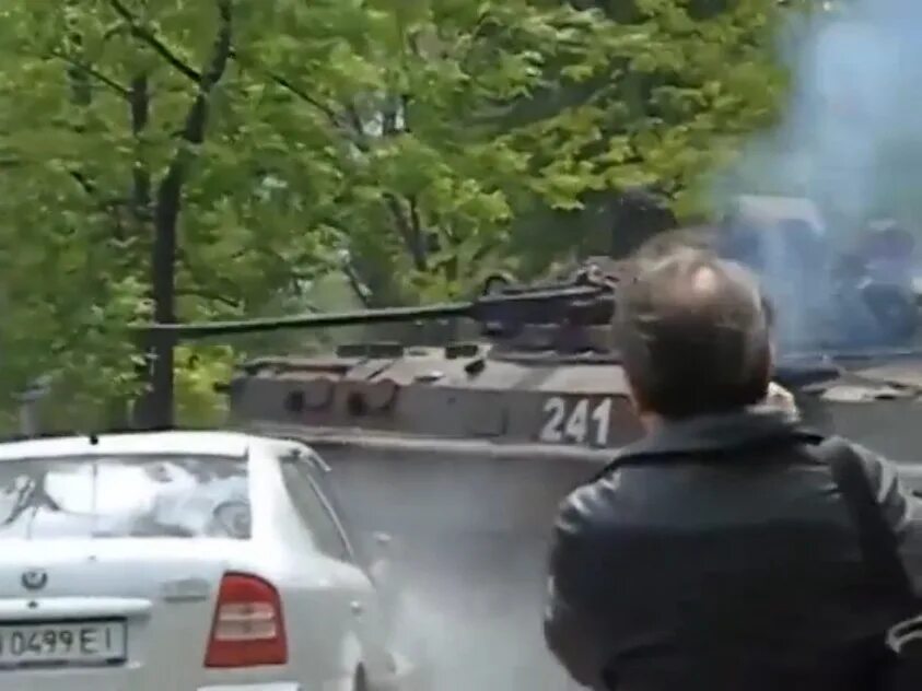 Засилье азиатов в мариуполе. 9 мая 2014 года. Мариуполь 9 мая 2014 года расстрел мирных жителей. Страшные кадры с украины. 9 мая 2014 года.