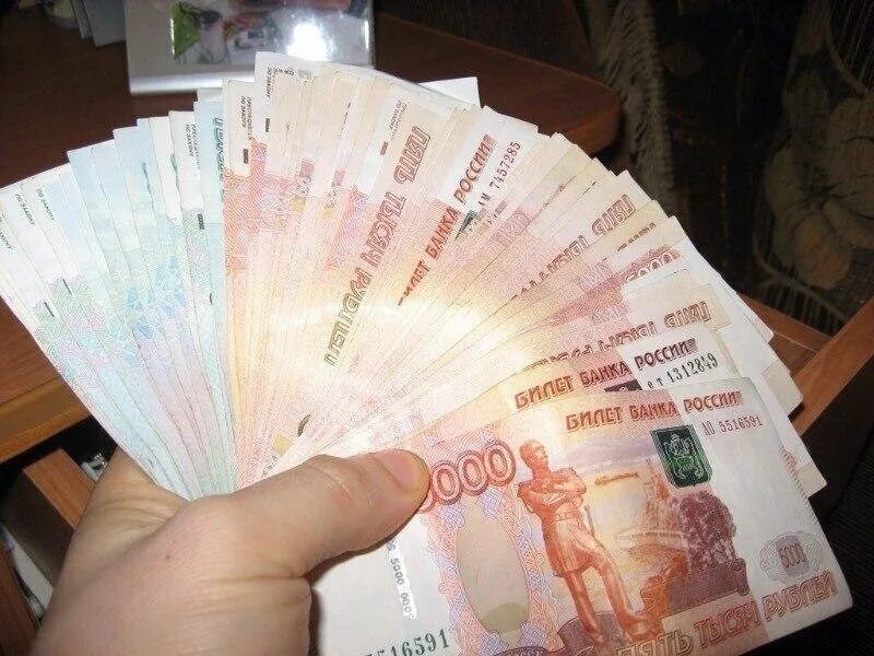 150 купюр. Рубли в руках. СТО тысяч рублей в руках. 150 Тысяч рублей в руках. 400 Тысяч рублей.
