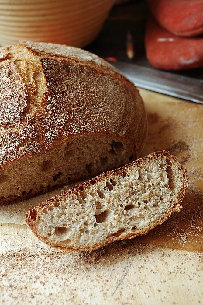 Пшеничный цельнозерновой хлеб на закваске. Хлеб на закваске. Шведский хлеб. Цельнозерновой хлеб на закваске. Опара для хлеба.