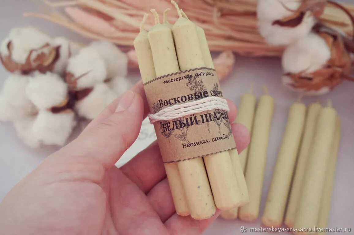 огарки от свечей. свечи в стеклянных колбах. горящие свечи. свеча пастелью. сухая свечка.