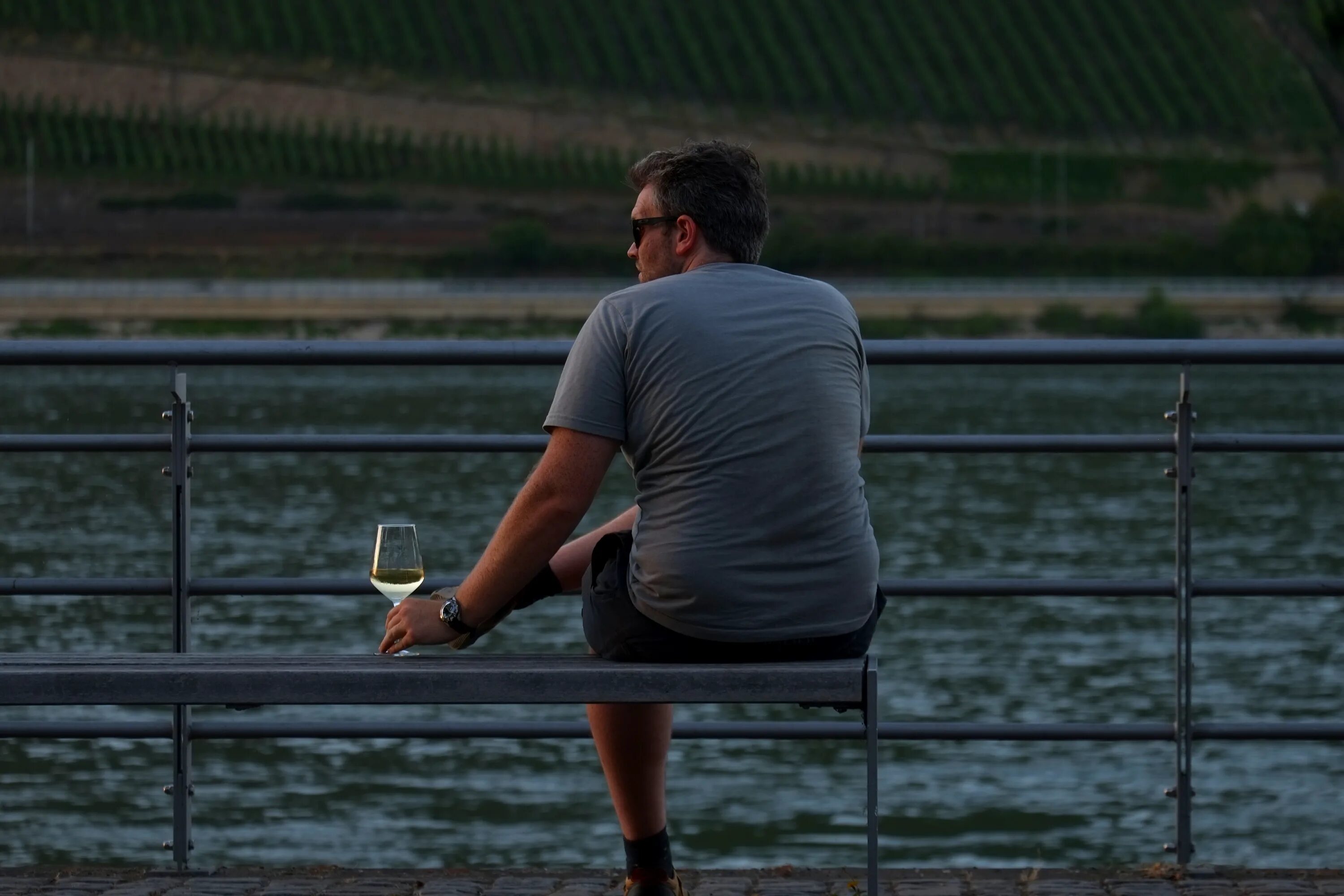 Sitting closer. Вино на скамейке. Вино на море на скамейке. Вино на лавочке. Человек в кресле на воде.