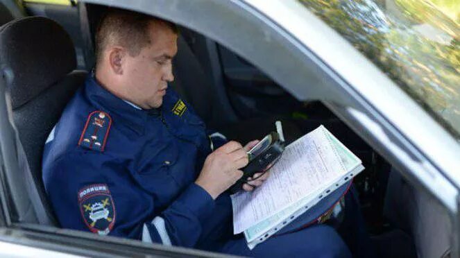 Какое правонарушение в гибдд. Протокол ГИБДД выписывает. Протокол инспектора ГИБДД. Гаишник составляет протокол. Протокол сотрудника ГИБДД.