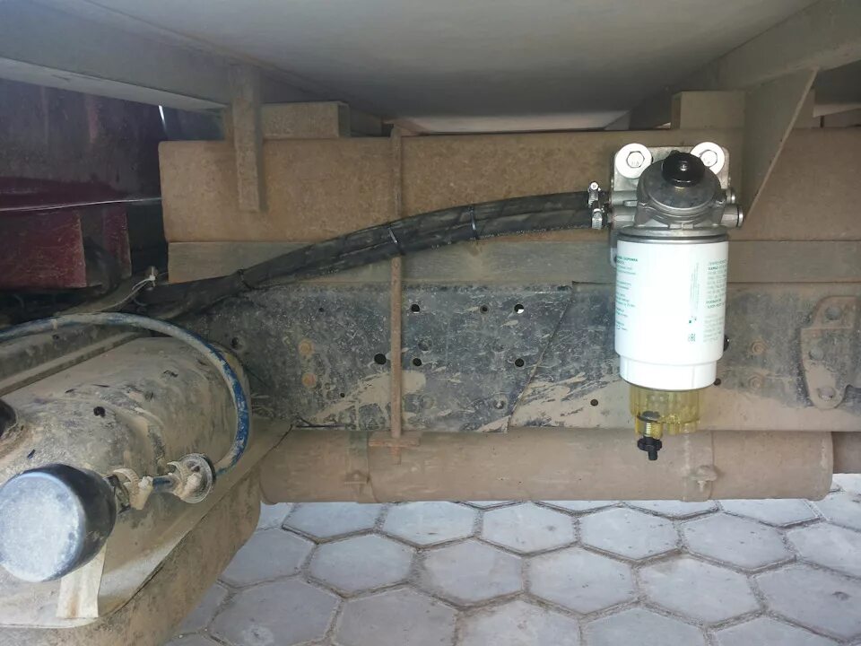 Фильтр-сепаратор на т-150. Сепаратор на дизельный двигатель. Сепаратор для дизельного топлива камаз. Крепление сепаратора. Сепаратор гранд старекс.