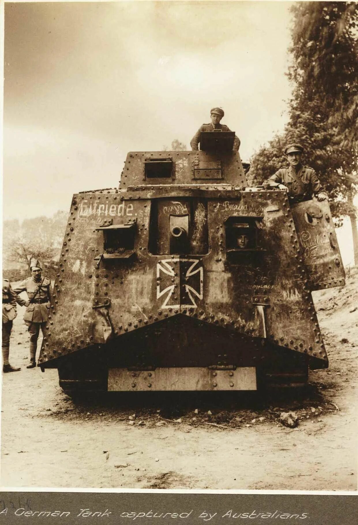 История немецких танков. Немецкий танк а7v. Немецкий танк первой мировой войны a7v. Немецкий танк первой мировой а7v.