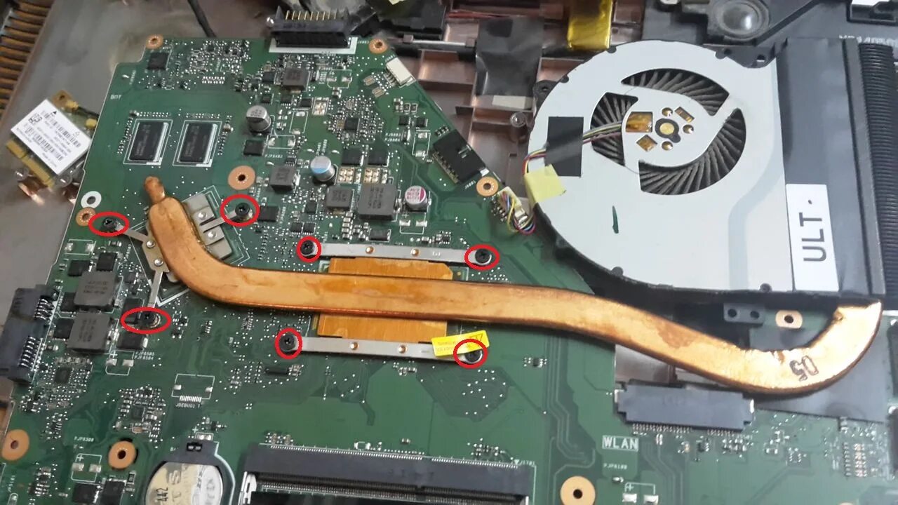 разобранный ноутбук. чистка ноутбука асус. ремонт ноутбука. чистка ноутбука асус. пыльный ноутбук асус.
