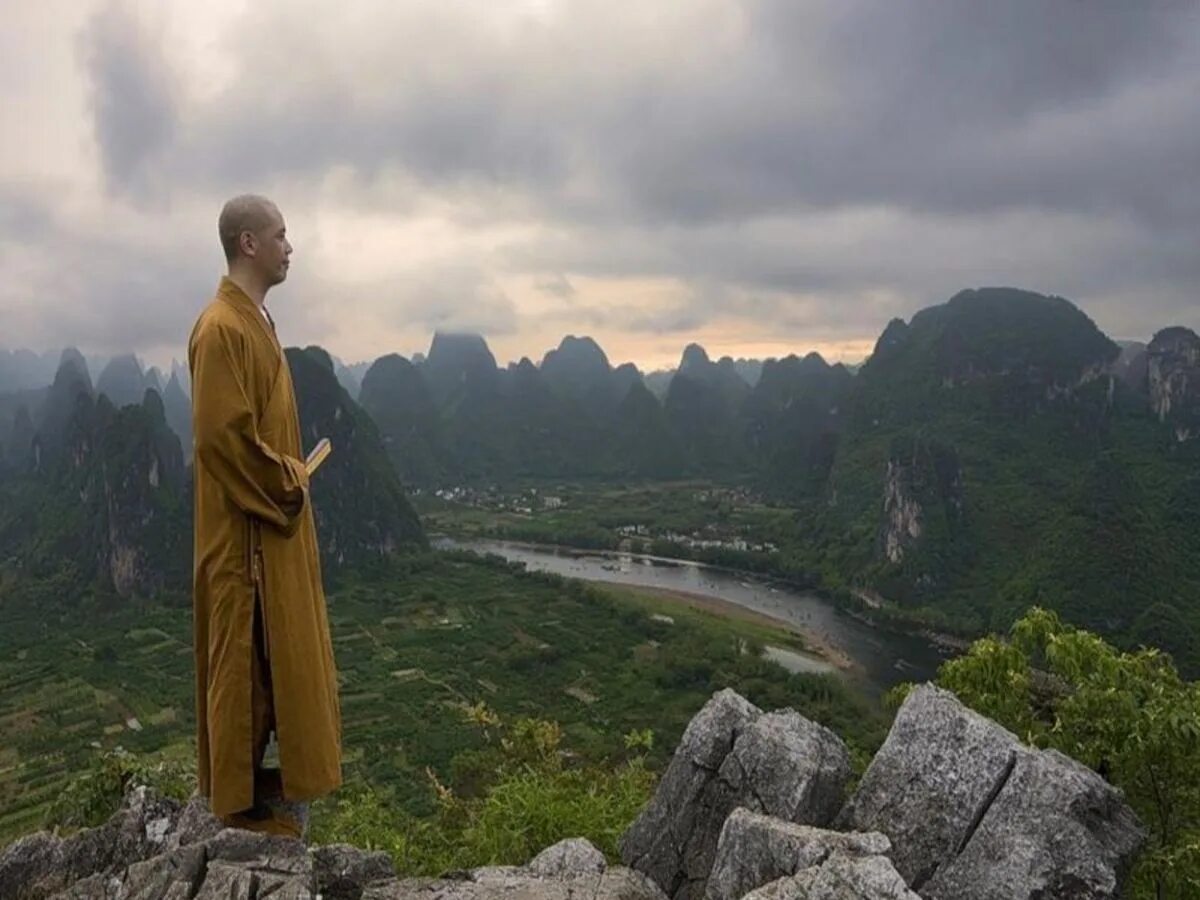 Ученик даос и почтенный наставник. Тибет Шаолинь. Китайский монах даос. Странствующий буддийский монах. Будда сенсей.