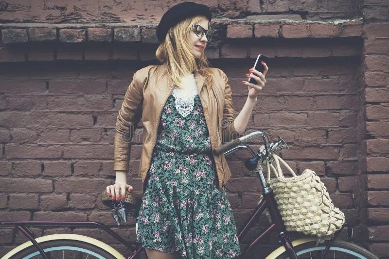 Городской образ жизни. Девушка на велосипеде хипстер. Стиль жизни Hipster девушки. Lifestyle хипстер фото. Хипстер девочка с телефоном.