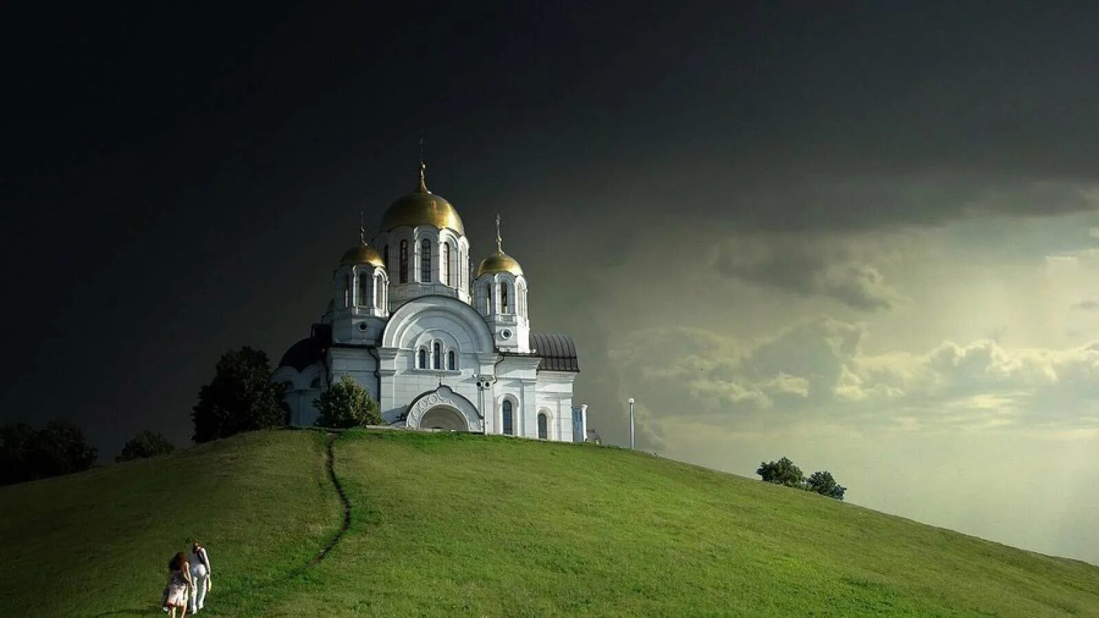 Православный рабочий стол. Памятник у храма Христа Спасителя. Православный фон храм Христа Спасителя. Храм на Холме. Церквушка на Холме.