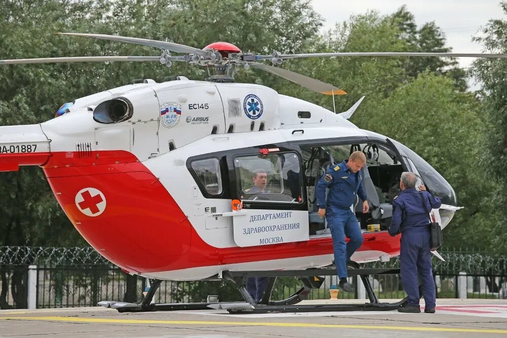 Медицинский самолет. Скорая медицинская помощь авиация. Медицинский вертолет ансат. Вертолёт медицины катастроф. Самолет скорой помощи.