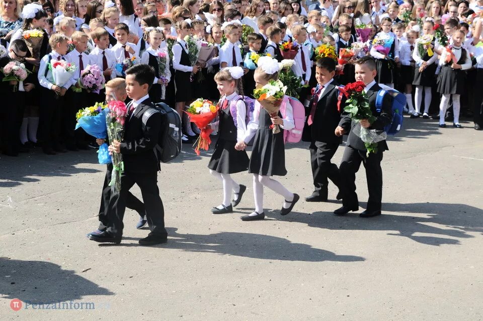 Школьники 1 сентября. Дебесская школа искусств. Землетрясение в челябинской области 2018. Линейка в школе. Календарь картинка.