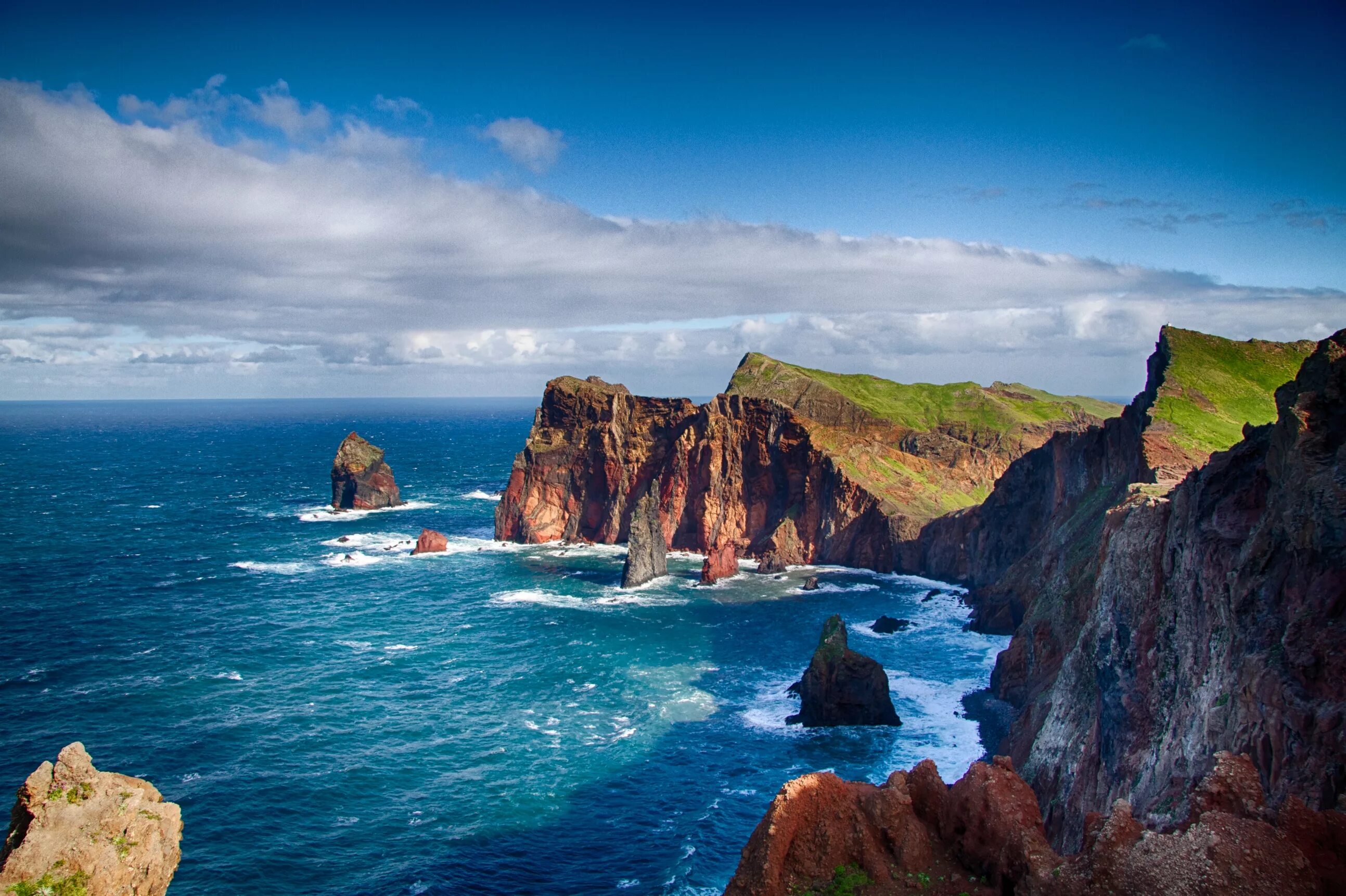 Португальский остров. Остров Мадейра Португалия. Остров Мадейра, Атлантический океан. Мадейра остров Фуншал. Мадейра Португалия путешествия.