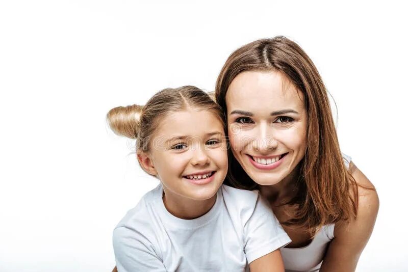 Mother and daughter family. Мать веселится с дочкой. Улыбающаяся мать и дочь в наушниках.