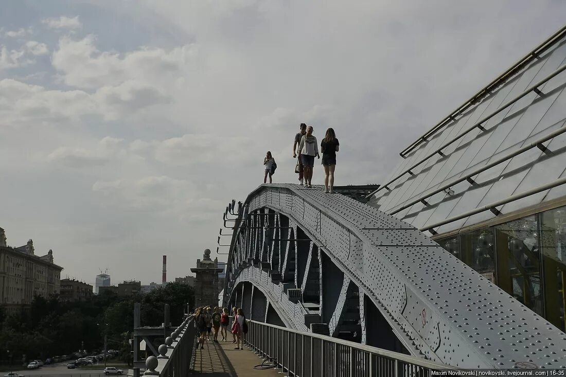 Около парка горького. Андреевский мост парк Горького. Андреевский пешеходный мост парк Горького. Пушкинский мост парк Горького. Стеклянный мост парк Горького.