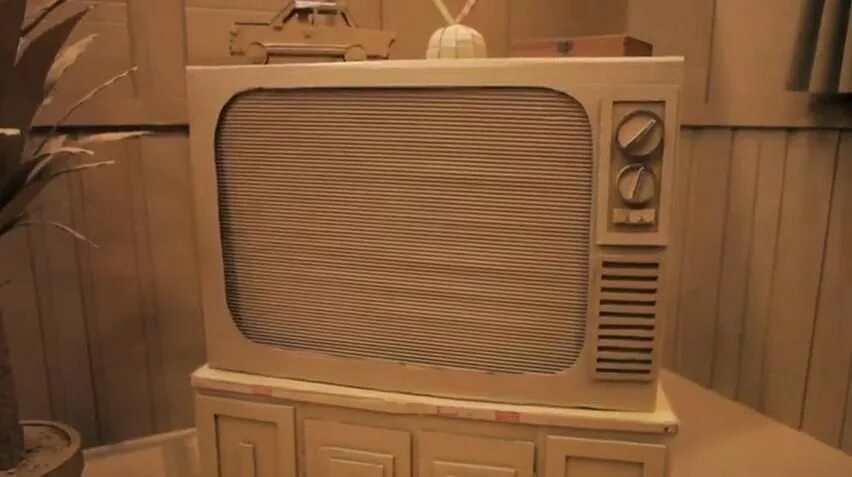 Телевизор из картона. Телевизор из картонной коробки. Старинный телевизор из картона. Муляж телевизора из картона.