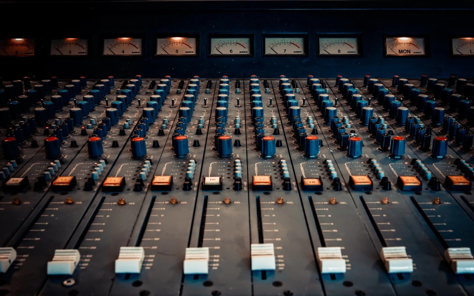 Sound panel. Пульт микшерский control panel. микшерный пульт для студии звукозаписи. микшерный пульт в студии. студийный пульт звукозаписи.
