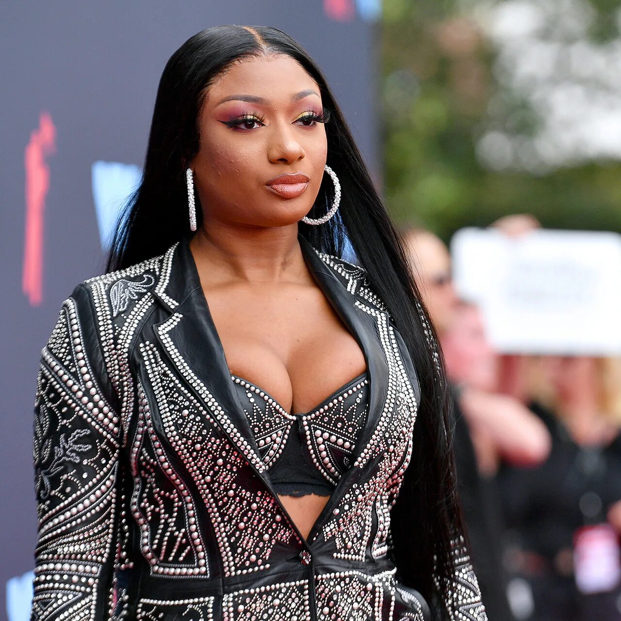 Megan three. Меган сталлион. megan thee stallion. певица меган темнокожая. ванита рэперша.