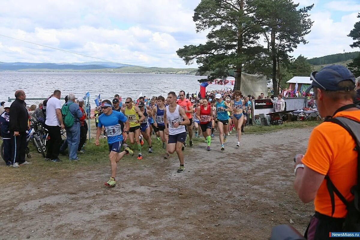 Бег чистой воды миасс. Миасское вода. Бег чистой воды 2019 миасс. Бег чистой воды 2016 миасс. Миасский марафон бег чистой воды.